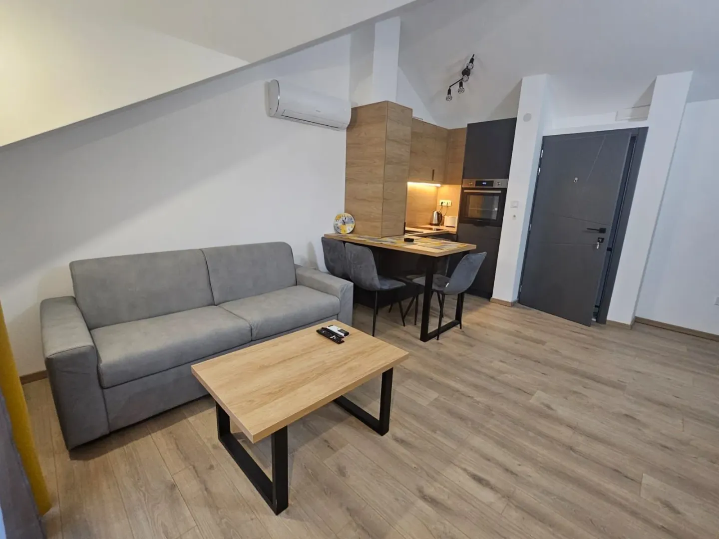 Izdavanje, jednosoban stan, 45m², Đenovići, Herceg Novi