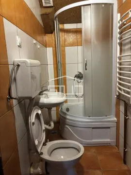 Manje kupatilo sa tuš kabinom, umivaonikom i šoljom. - image 9