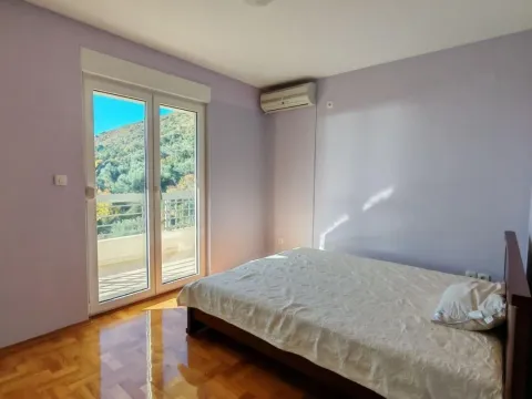 Spavaća soba sa bračnim krevetom i izlazom na terasu. - image 4