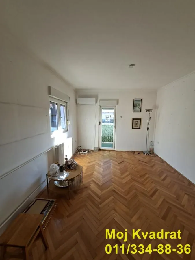 Empty living room with parquet flooring and access to the terrace.