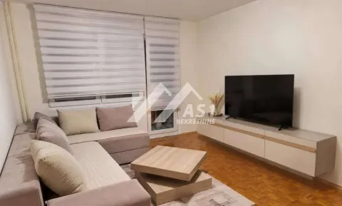 Dnevna soba sa ugaonom garniturom, TV komodom i prozorom sa roletnama. - image 8