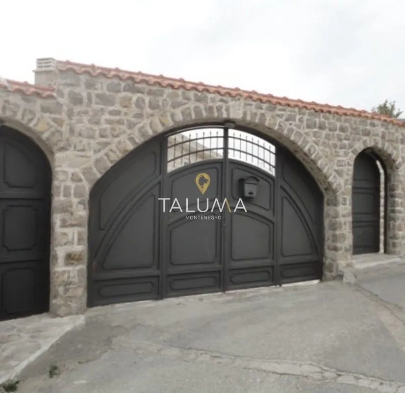 Sale, house, 300m², Rijeka Reževići, Budva