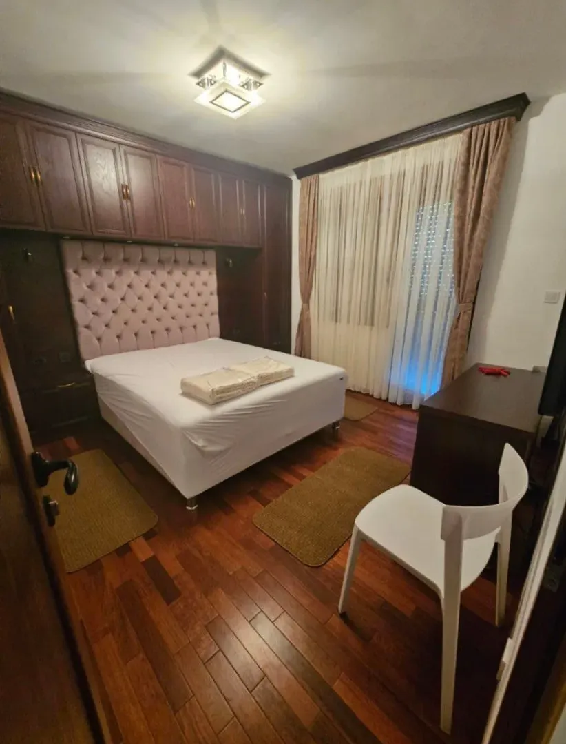 Izdavanje, dvosoban stan, 40m², Tivat, Crna Gora