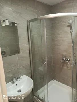 Jednostavno kupatilo sa tuš kabinom i lavaboom. - image 6