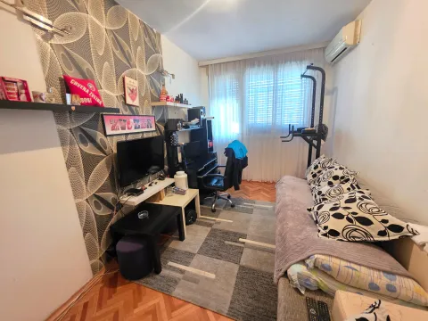 Dnevna soba sa garniturom, televizorom i radnim stolom. - image 15