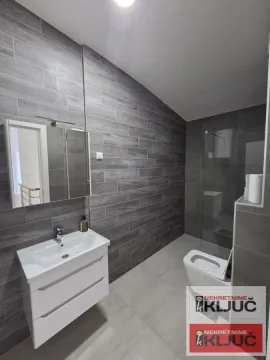 Moderno kupatilo sa tuš kabinom i umivaonikom. - image 9