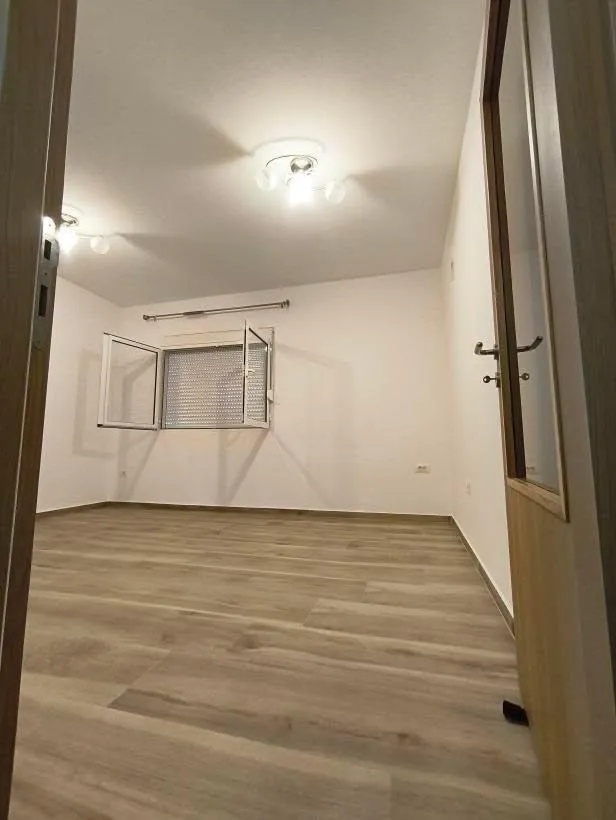 Izdavanje, poslovni prostor, 40m², Pobrežje, Podgorica