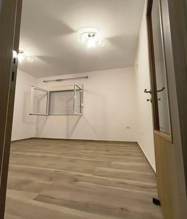 Izdavanje, poslovni prostor, 40m², Pobrežje, Podgorica