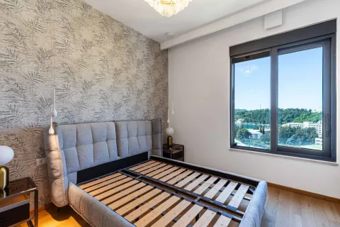 Svijetla spavaća soba sa modernim okvirom kreveta i lijepim pogledom. - image 7