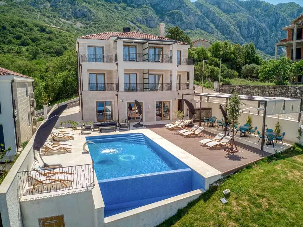 Luksuzna vila sa bazenom i uređenim dvorištem.