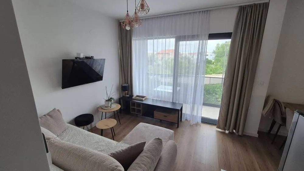 Izdavanje, jednosoban stan, 45m², Tivat, Crna Gora