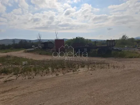 Pogled na zemljište sa prikolicama i rastinjem. - image 9