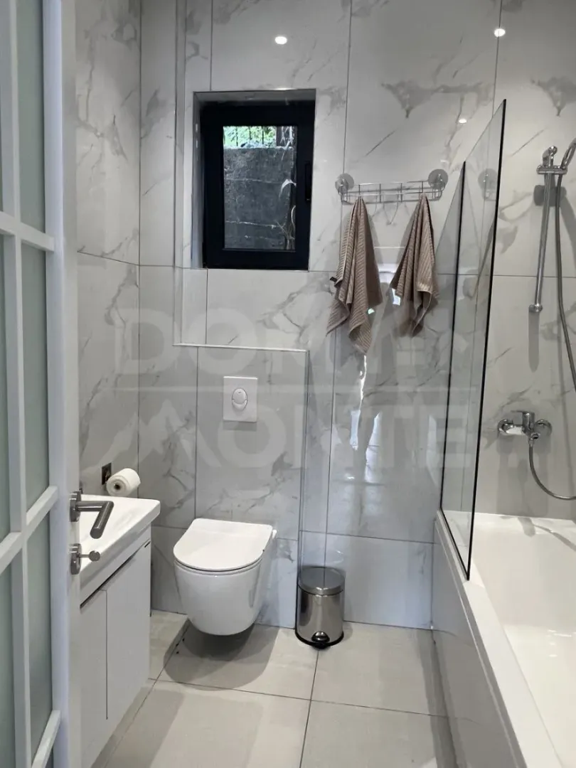 Izdavanje, dvosoban stan, 70m², Tivat, Crna Gora