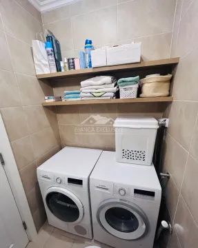 Kupatilo sa mašinom za pranje i sušenje veša i zidnim policama. - image 14
