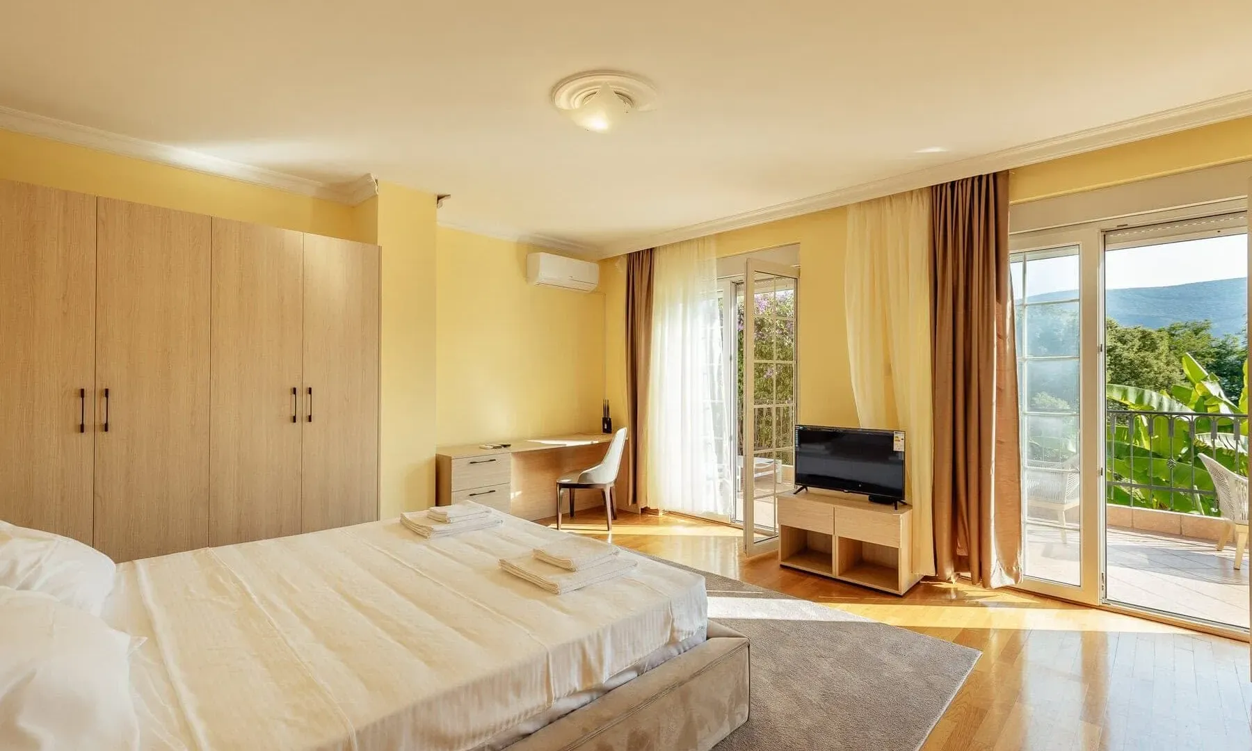 Izdavanje, kuća, 247m², Centar, Kotor