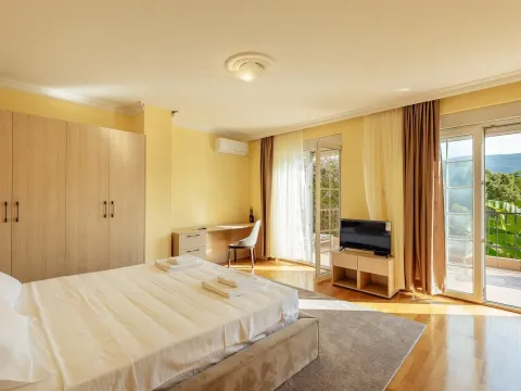 Izdavanje, kuća, 247m², Centar, Kotor - image 8