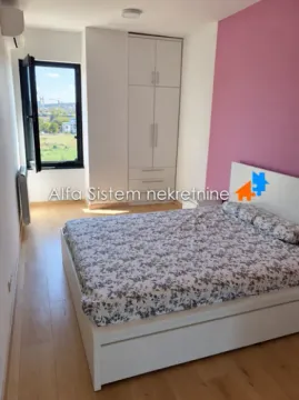 Spavaća soba sa bračnim krevetom, plakarom i prozorom. - image 7
