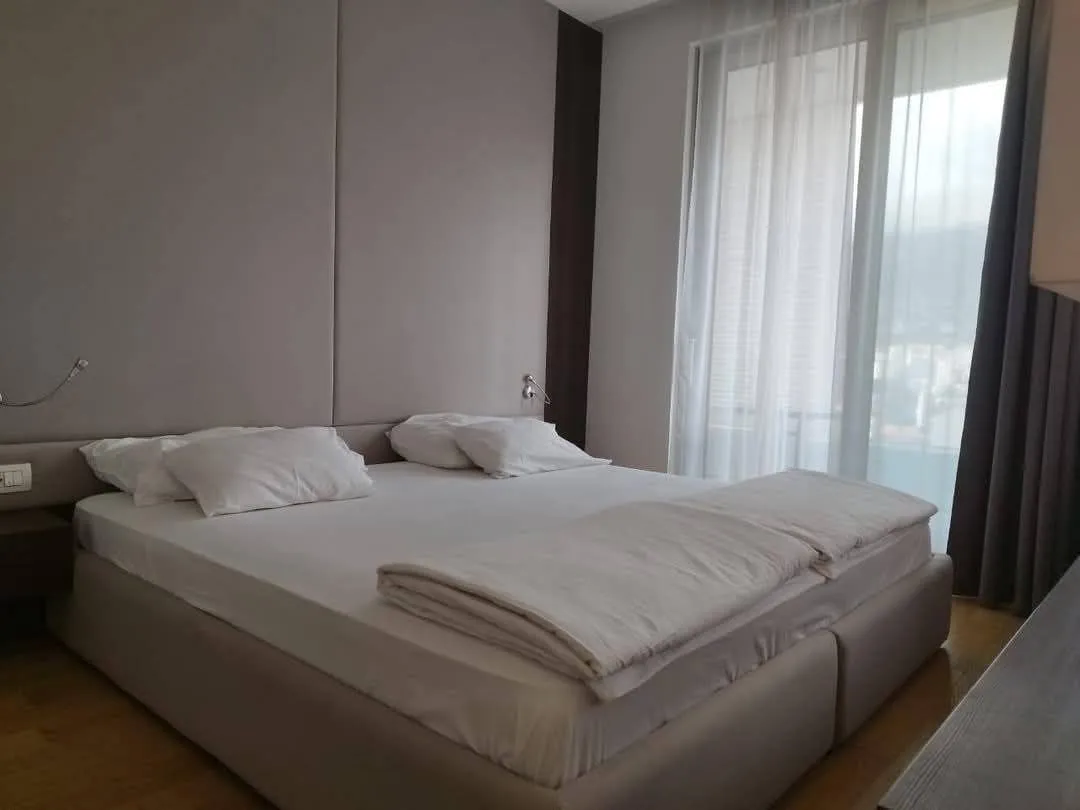 Comfortable bedroom with a large double bed and light tones.