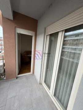 Manji popločani balkon sa izlazom u enterijer stanova. - image 12