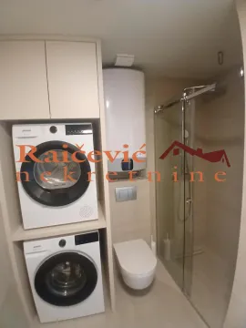 Kupatilo sa tuš kabinom, toaletom, bojlerom i ugradnim elementima sa veš mašinom i sušačem. - image 9
