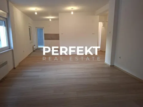 Prazna i svetla dnevna soba sa drvenim podom. - image 8
