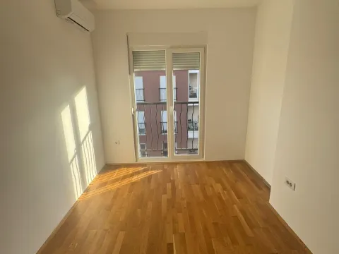 Izdavanje, dvosoban stan, 62m², Stari Aerodrom, Podgorica - image 8