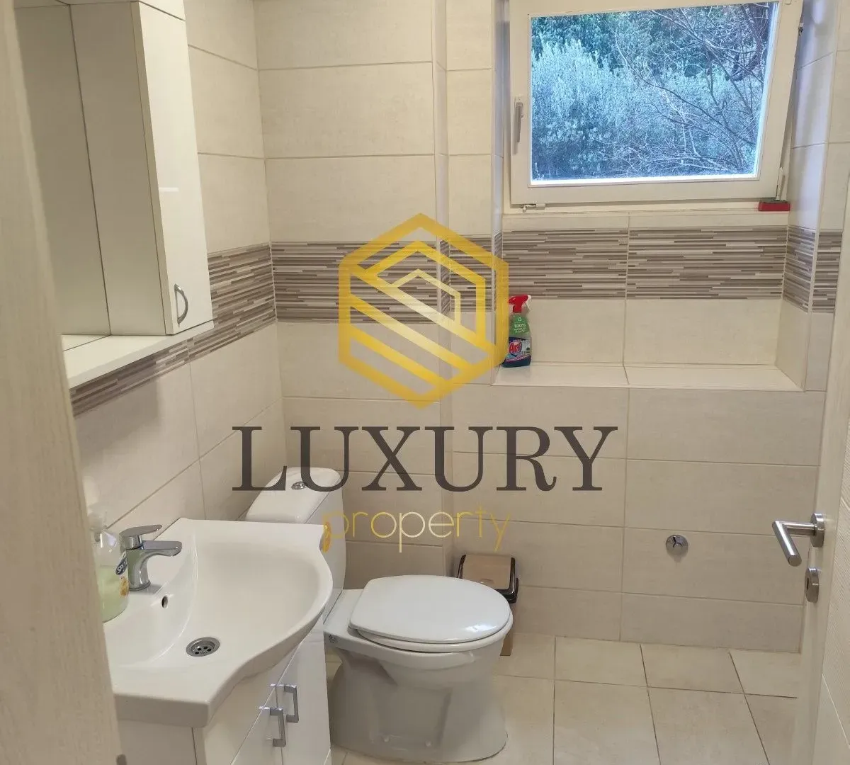 Izdavanje, dvosoban stan, 90m², Gorica C, Podgorica