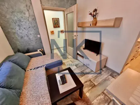 Manja dnevna soba sa ugaonom garniturom, televizorom i stočićem. - image 2