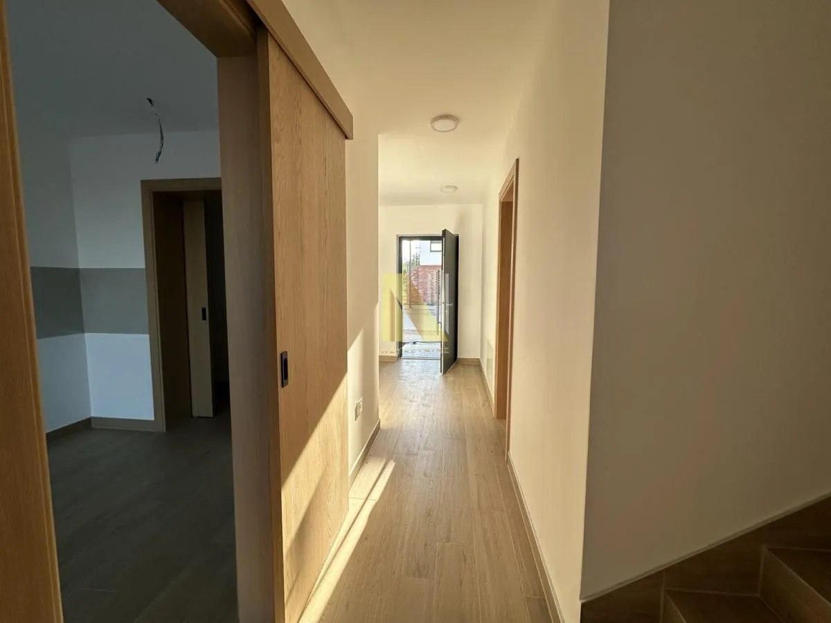 Prodaja, četvorosoban stan, 154m², Alibegovac, Petrovaradin