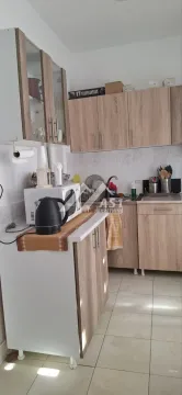 Manja kuhinja sa drvenim elementima i osnovnim uređajima. - image 3