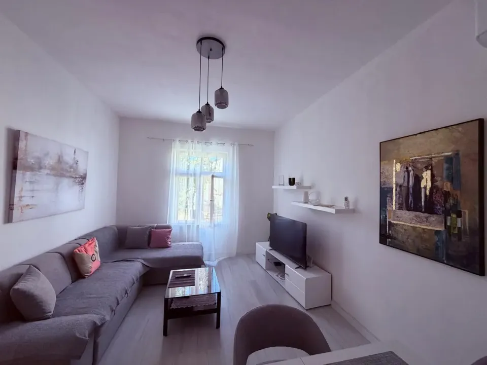 Izdavanje, dvosoban stan, 80m², Kalimanj, Tivat