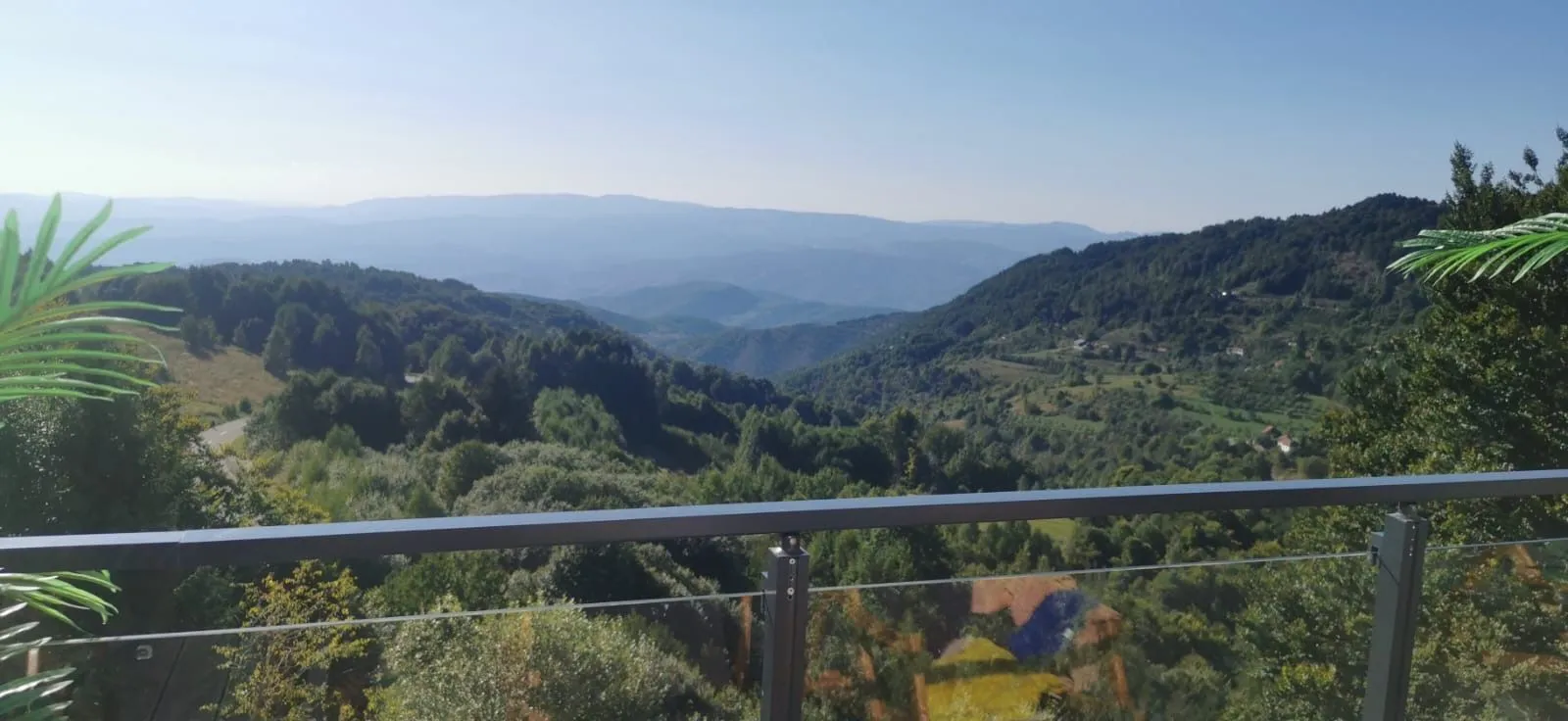 Prelep pogled na planine i prirodu sa terase.