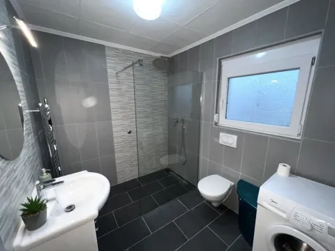 Svijetlo i moderno kupatilo sa tuš kabinom i mašinom za veš. - image 10