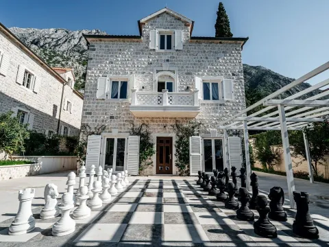 Izdavanje, kuća, 491m², Ljuta, Kotor - image 2