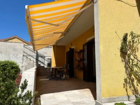 Izdavanje, dvosoban stan, 108m², Dobrota, Kotor - image 3