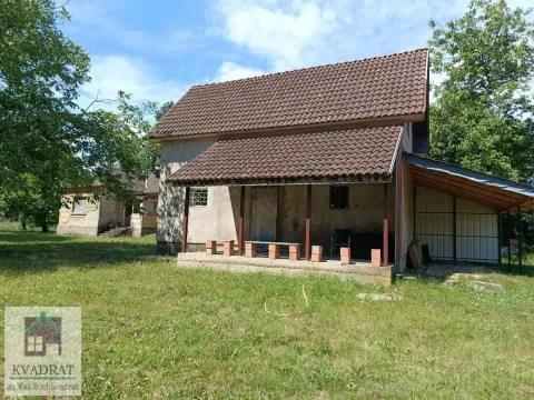 Pogled na dvorište i spoljašnjost kuće sa natkrivenom terasom i drvećem. - image 2