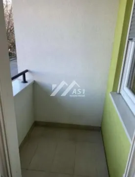 Pogled na manji prazan balkon sa pločicama na podu. - image 8