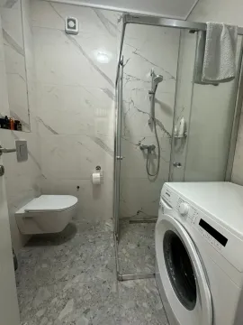 Manje kupatilo sa tuš kabinom, WC šoljom i veš mašinom. - image 8