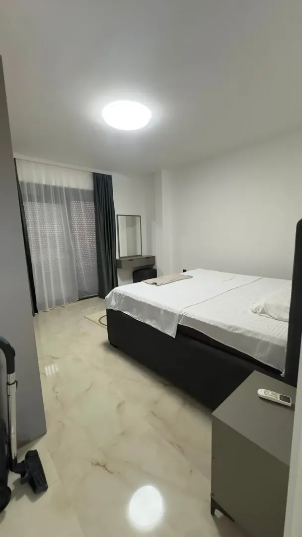 Svjetla i uredna spavaća soba sa velikim bračnim krevetom.