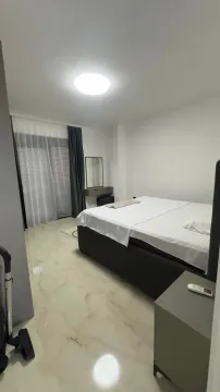 Svjetla i uredna spavaća soba sa velikim bračnim krevetom. - image 7