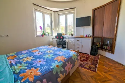 Nameštena spavaća soba sa krevetom, radnim stolom i prozorima. - image 6