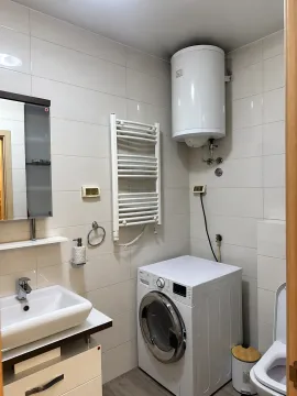 Kupatilo opremljeno umivaonikom, veš mašinom, bojlerom i toaletom. - image 9