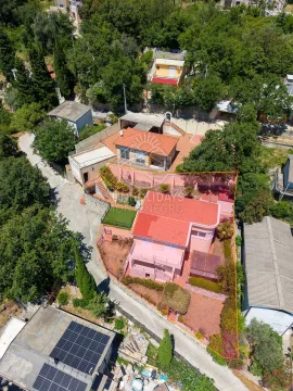 Pogled iz vazduha na kuću sa ograđenim dvorištem i okolijem. - image 2