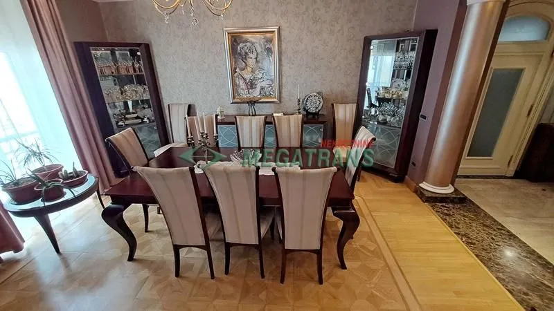 Izdavanje, stan, 260m², Centar, Novi Sad