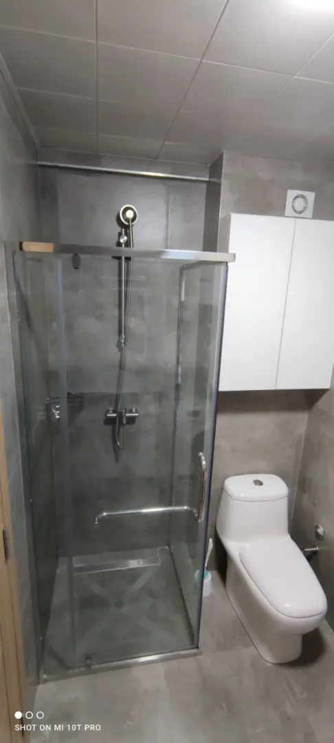 Kupatilo sa tuš kabinom i wc šoljom.