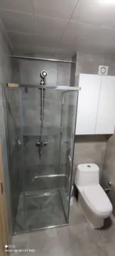 Kupatilo sa tuš kabinom i wc šoljom. - image 5