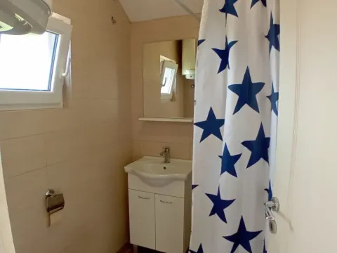 Manje kupatilo sa umivaonikom, wc šoljom i tuš zavjesom sa zvjezdicama. - image 8