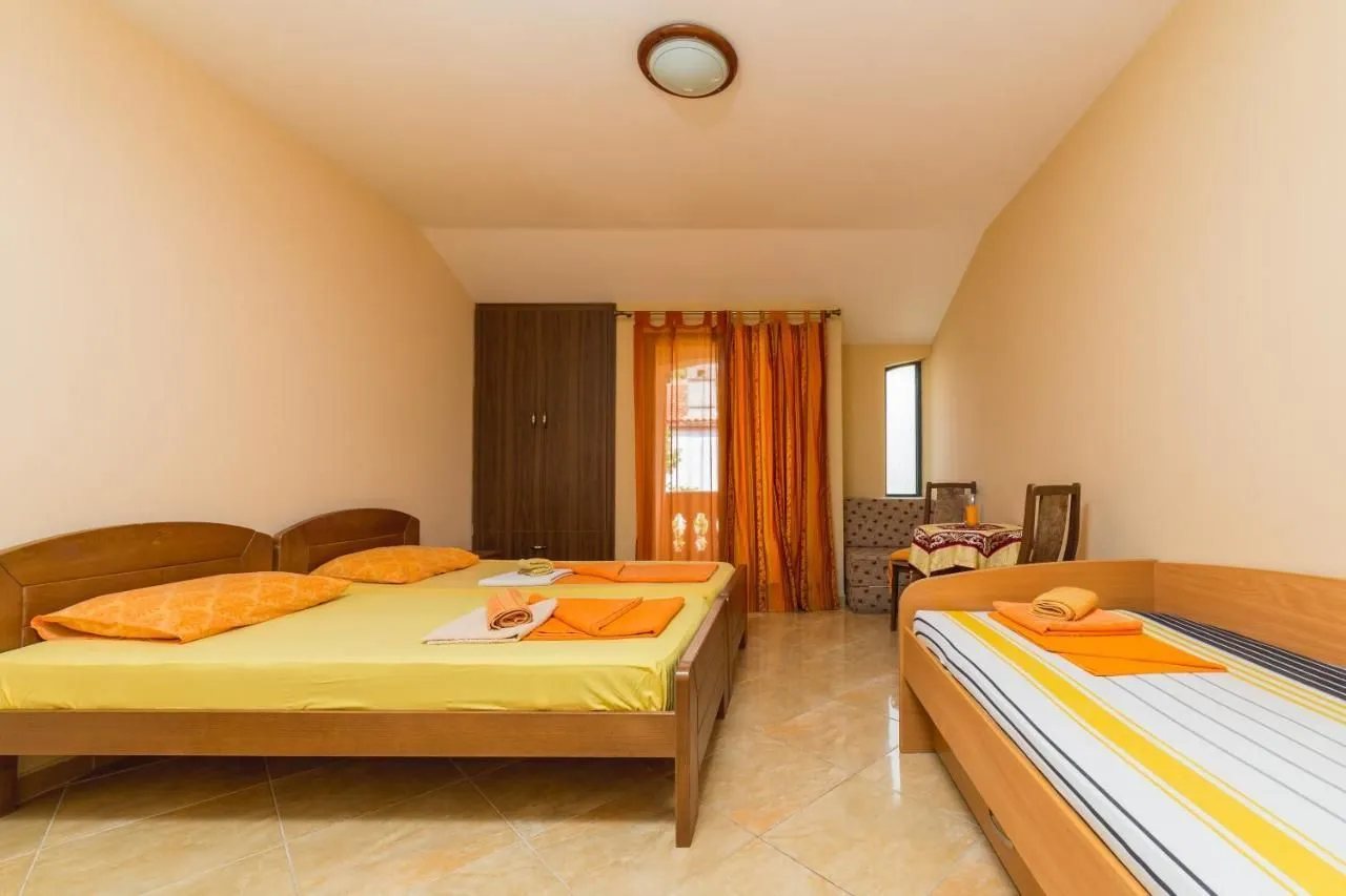 Izdavanje, kuća, 300m², Dubovica, Budva