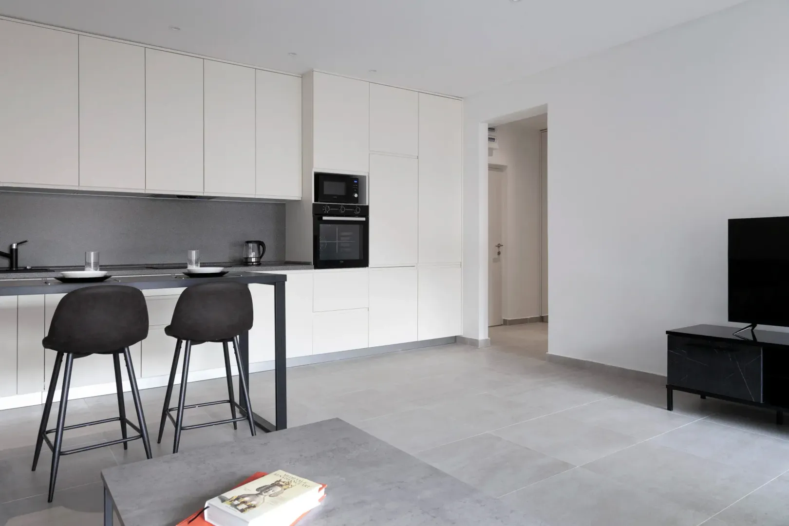 Modern living room with kitchen and dining bar.