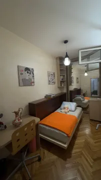 Manja spavaća soba sa krevetom, radnim stolom i velikim ormarom sa ogledalom. - image 9